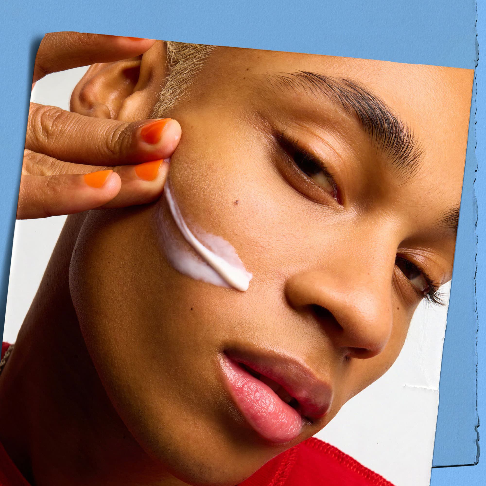 Modella con un campione della texture di Kiehl's Ultra Facial Moisturizer sul viso