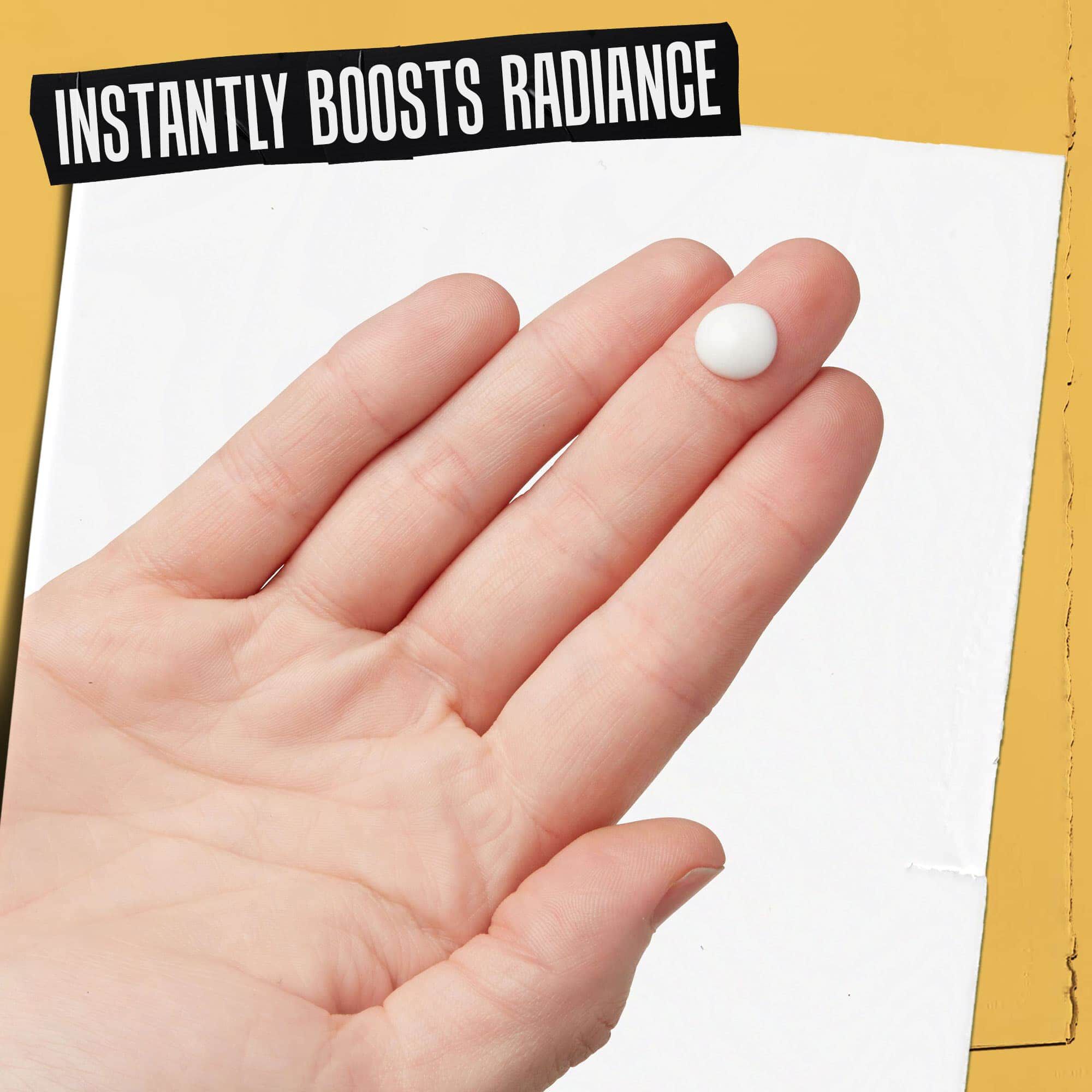 Una mano con Powerful-Strength Line-Reducing Concentrate, etichettata "Aumenta istantaneamente la luminosita".