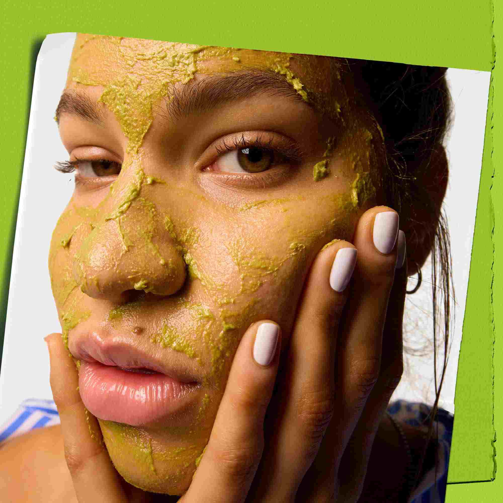 Modella che applica Kiehl's Avocado Nourishing Hydration Mask sul viso