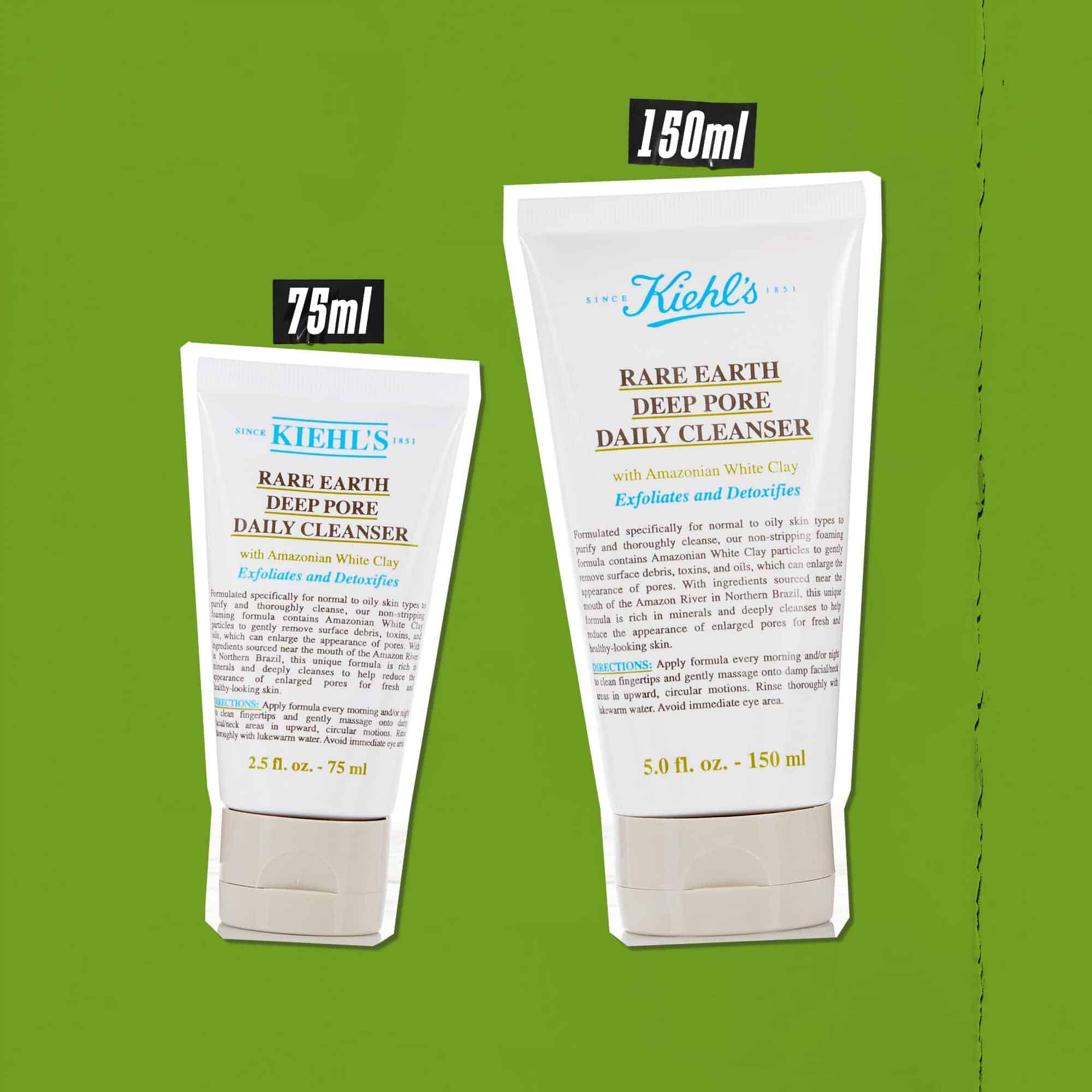 Tre tubetti di Rare Earth Deep Pore Daily Cleanser in diversi formati (75 ml, 125 ml, 150 ml) su sfondo verde.