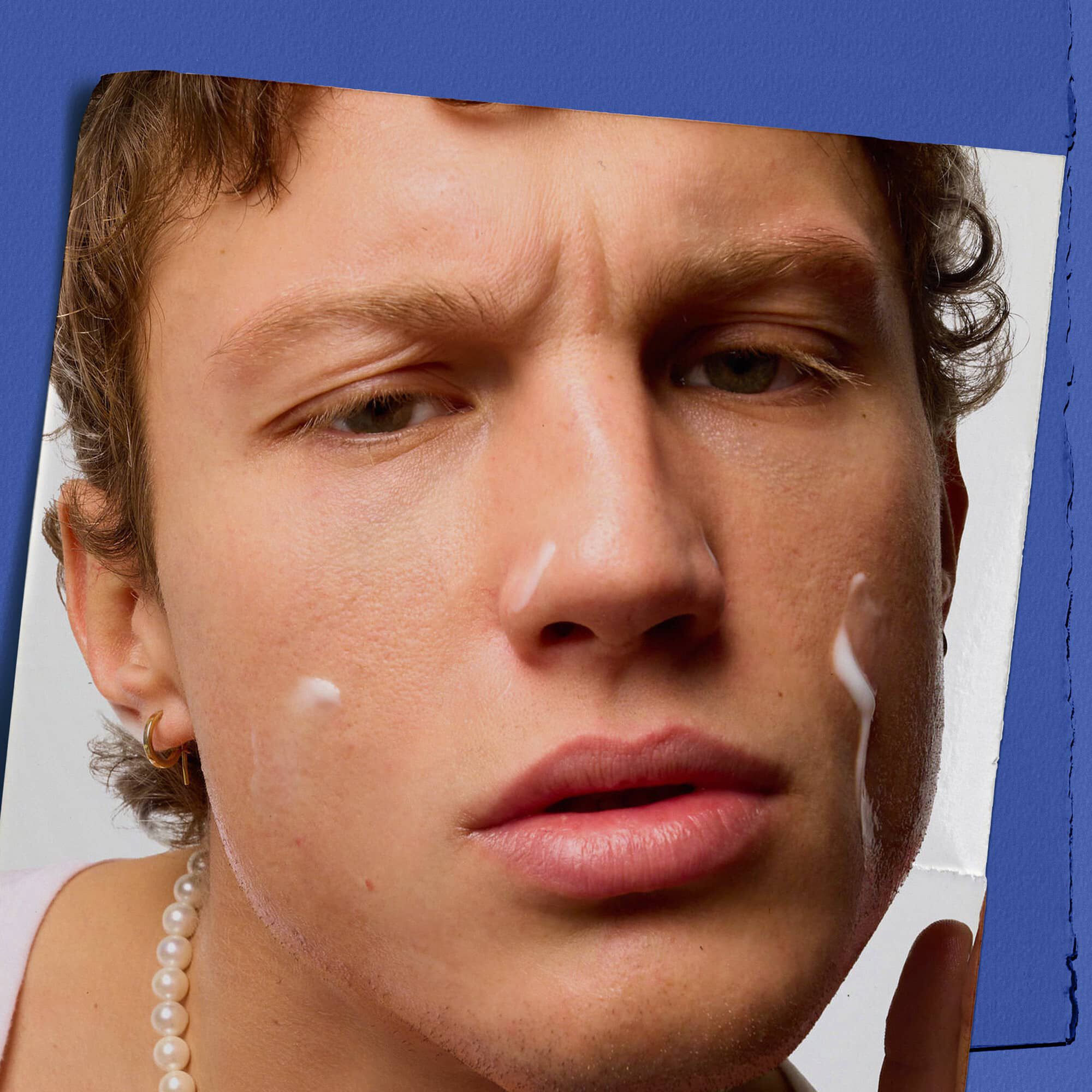 Modello che applica Facial Fuel Energizing Moisture Treatment per uomo sul viso