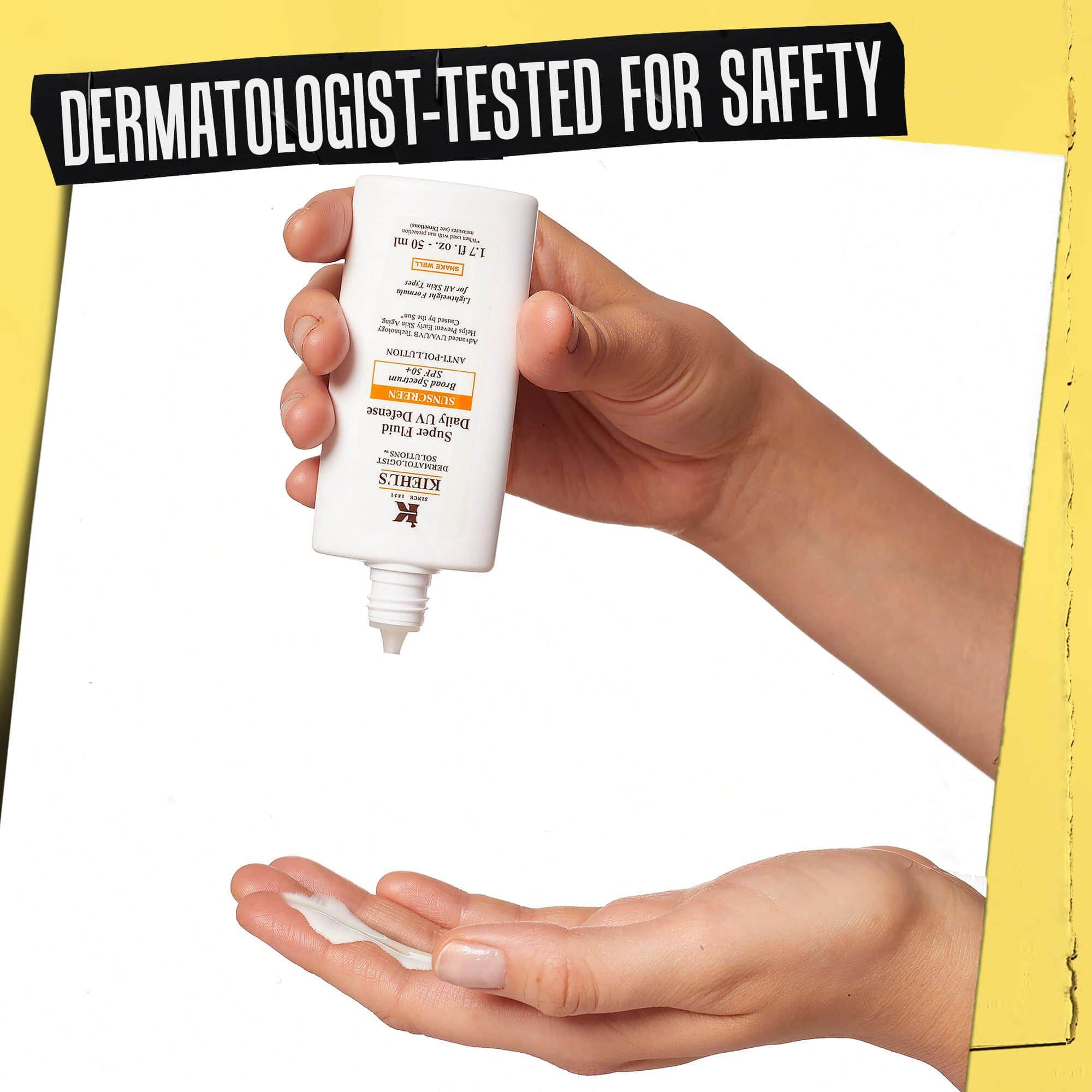 Mano su cui viene erogato Ultra-Light Daily UV Defense, etichettato "Dermatologicamente testato per la sicurezza".