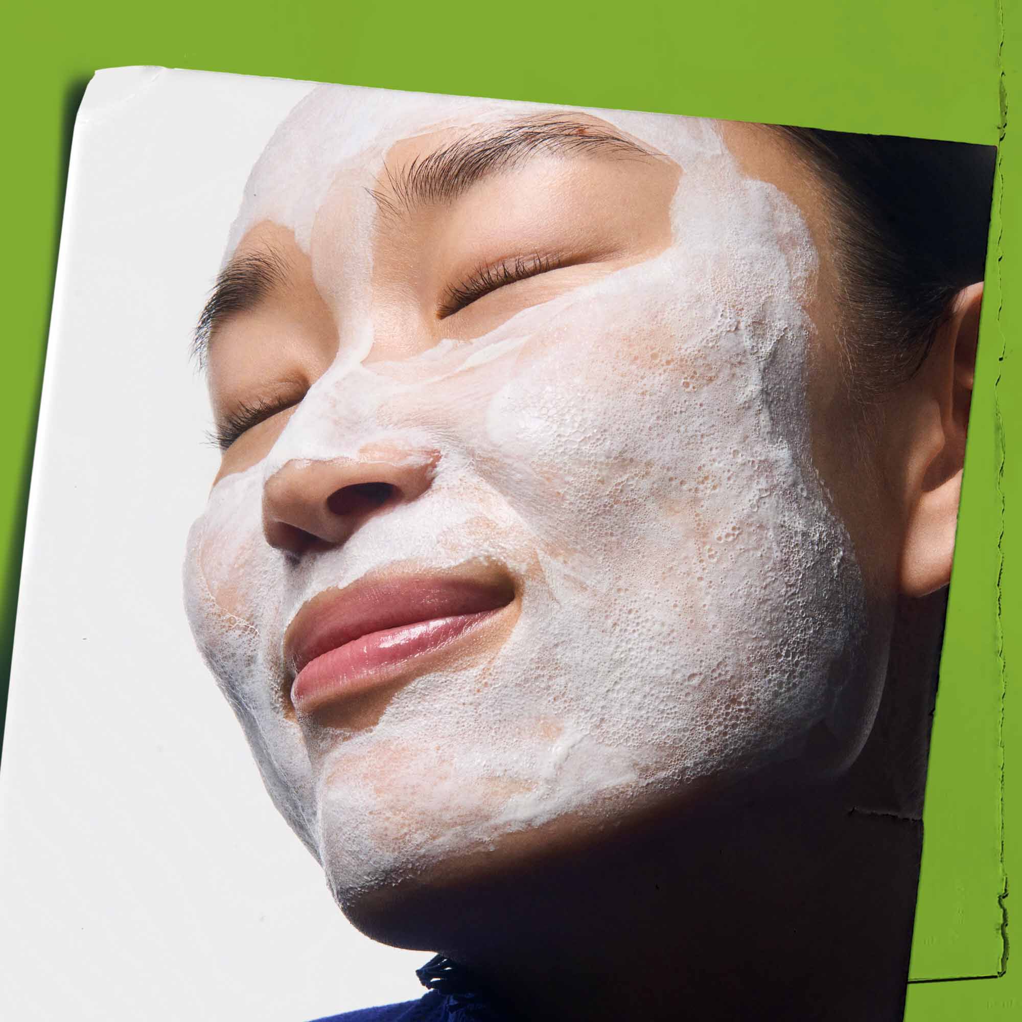 Rare Earth Deep Pore Daily Cleanser applicato sul viso.