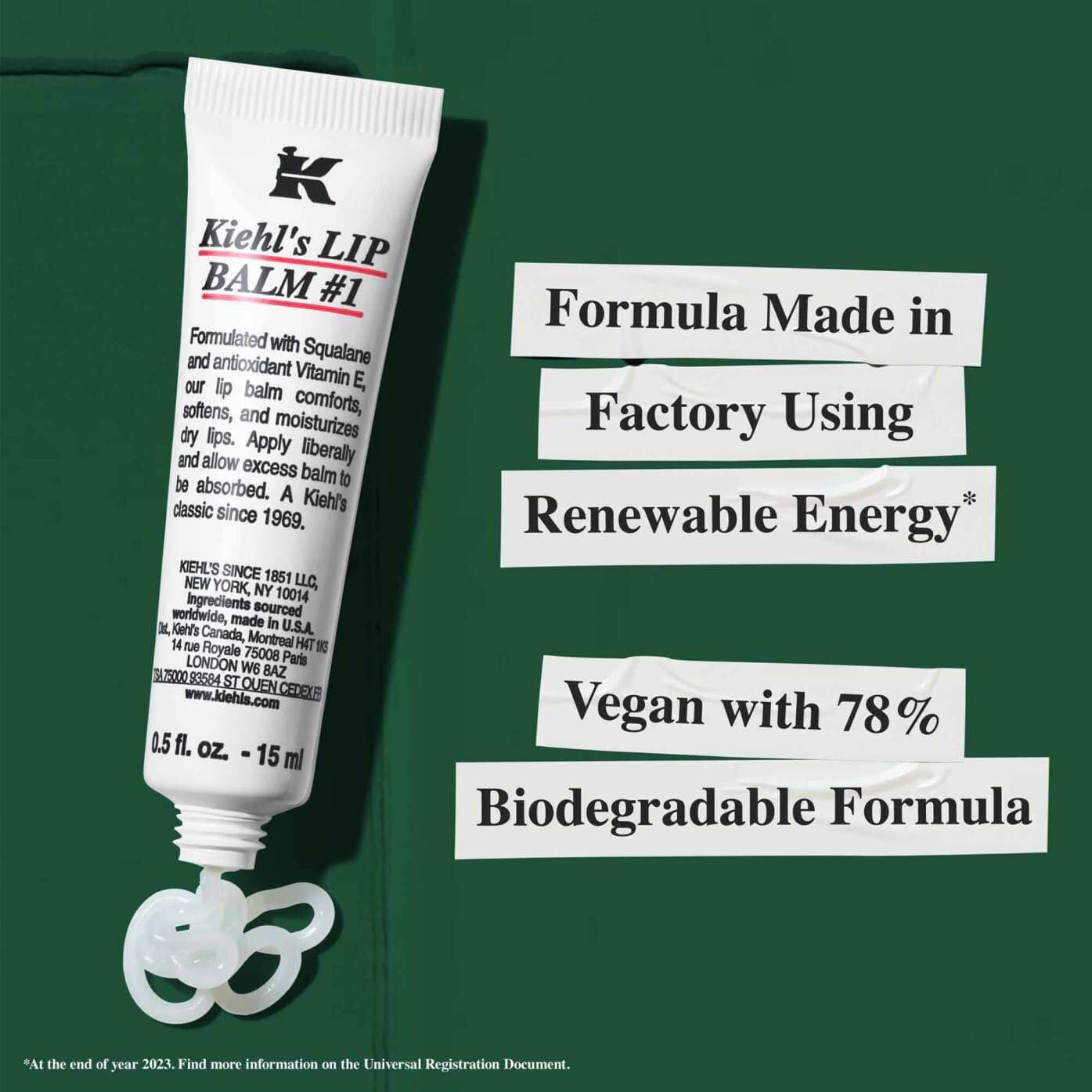 Un tubetto di Lip Balm #1 con testo che evidenzia la sostenibilita: "Formula prodotta in uno stabilimento che utilizza energia rinnovabile" e "Vegana con formula biodegradabile al 78%".