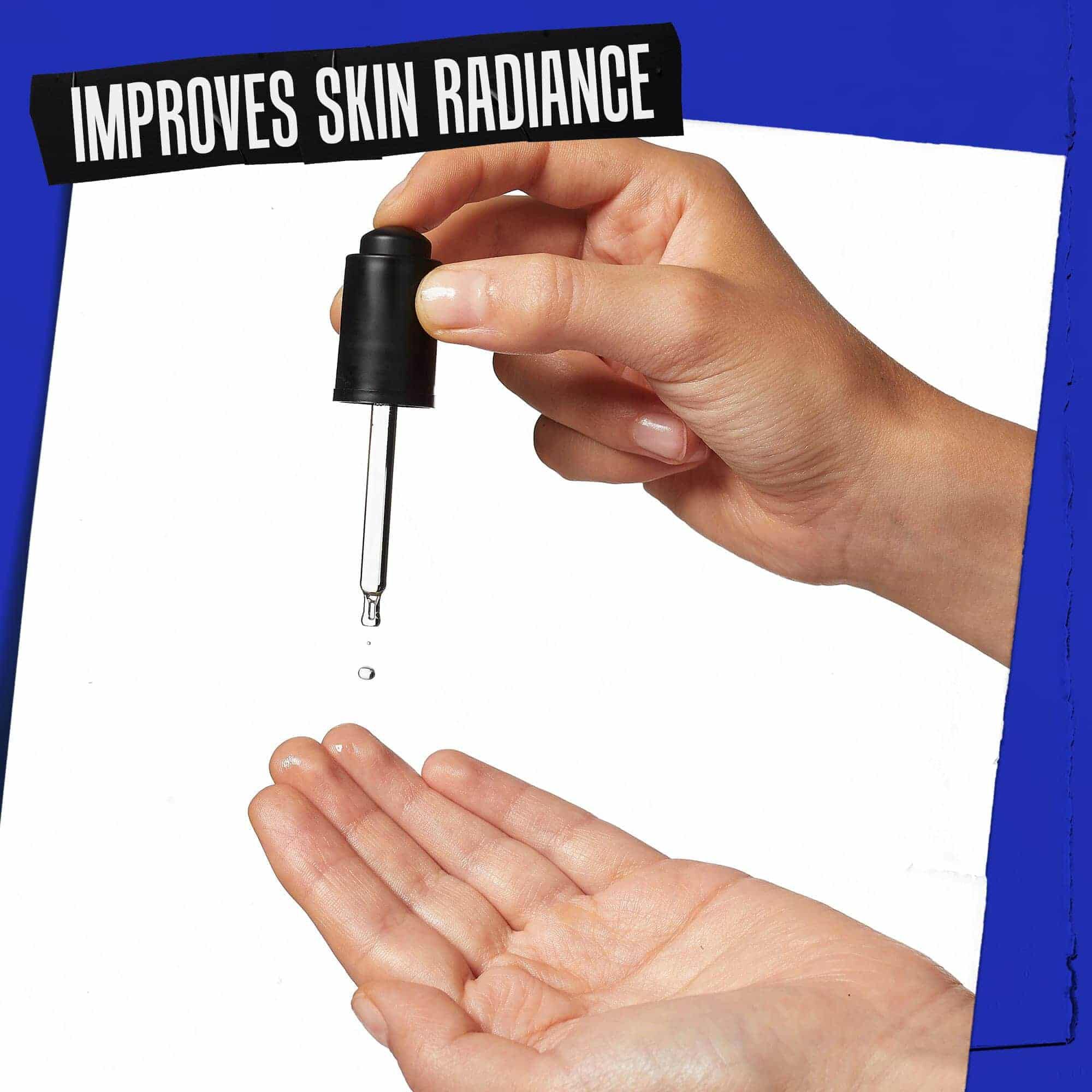 Una mano su cui viene versato Midnight Recovery Concentrate con l'etichetta "Migliora la luminosita della pelle".