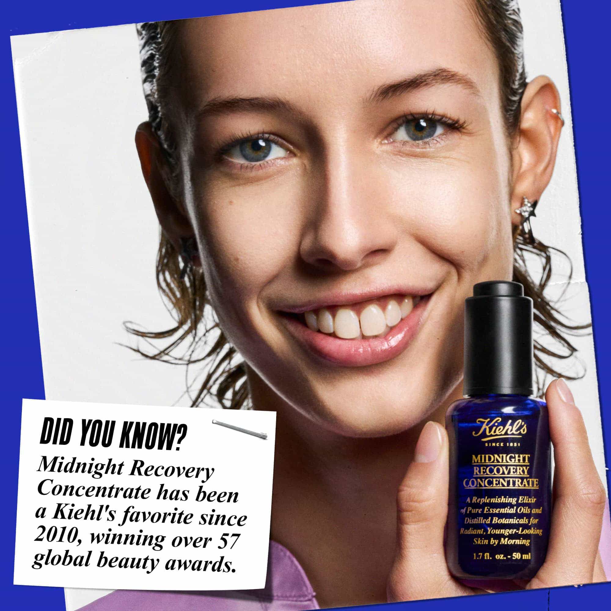 Una persona che tiene un flacone di olio viso Midnight Recovery Concentrate e sorride. Il testo recita: "Lo sapevi? Midnight Recovery Concentrate e un preferito di Kiehl's dal 2010, vincendo oltre 57 premi di bellezza globali."