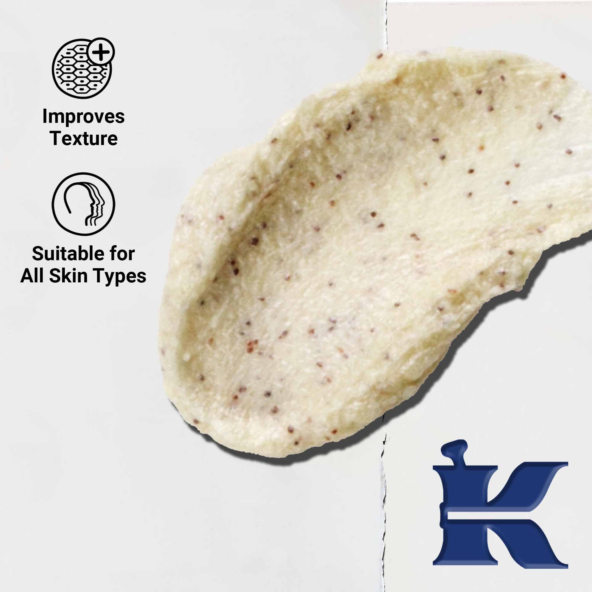 Primo piano della texture di Facial Fuel Energizing Scrub; il testo sottolinea l'idoneita per tutti i tipi di pelle e l'esfoliazione rinvigorente.