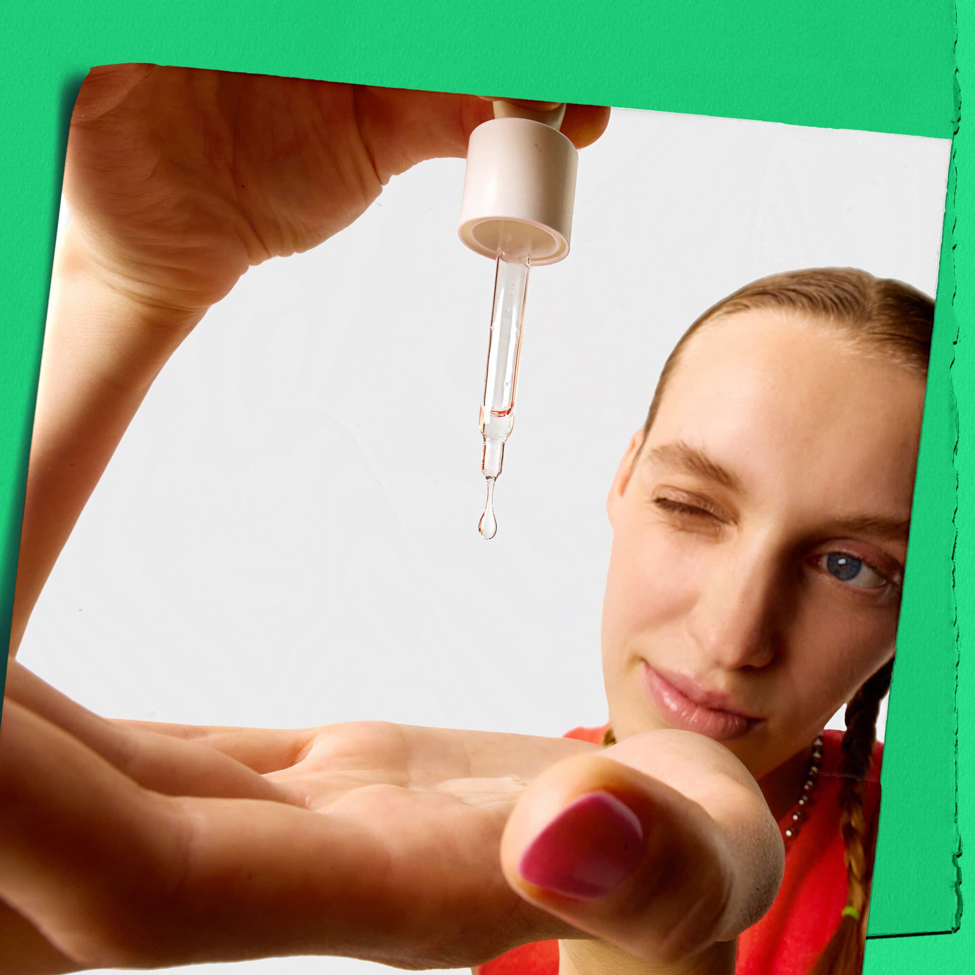 Modello che applica gocce di Kiehl's Ultra Pure High-Potency Serum sulla mano