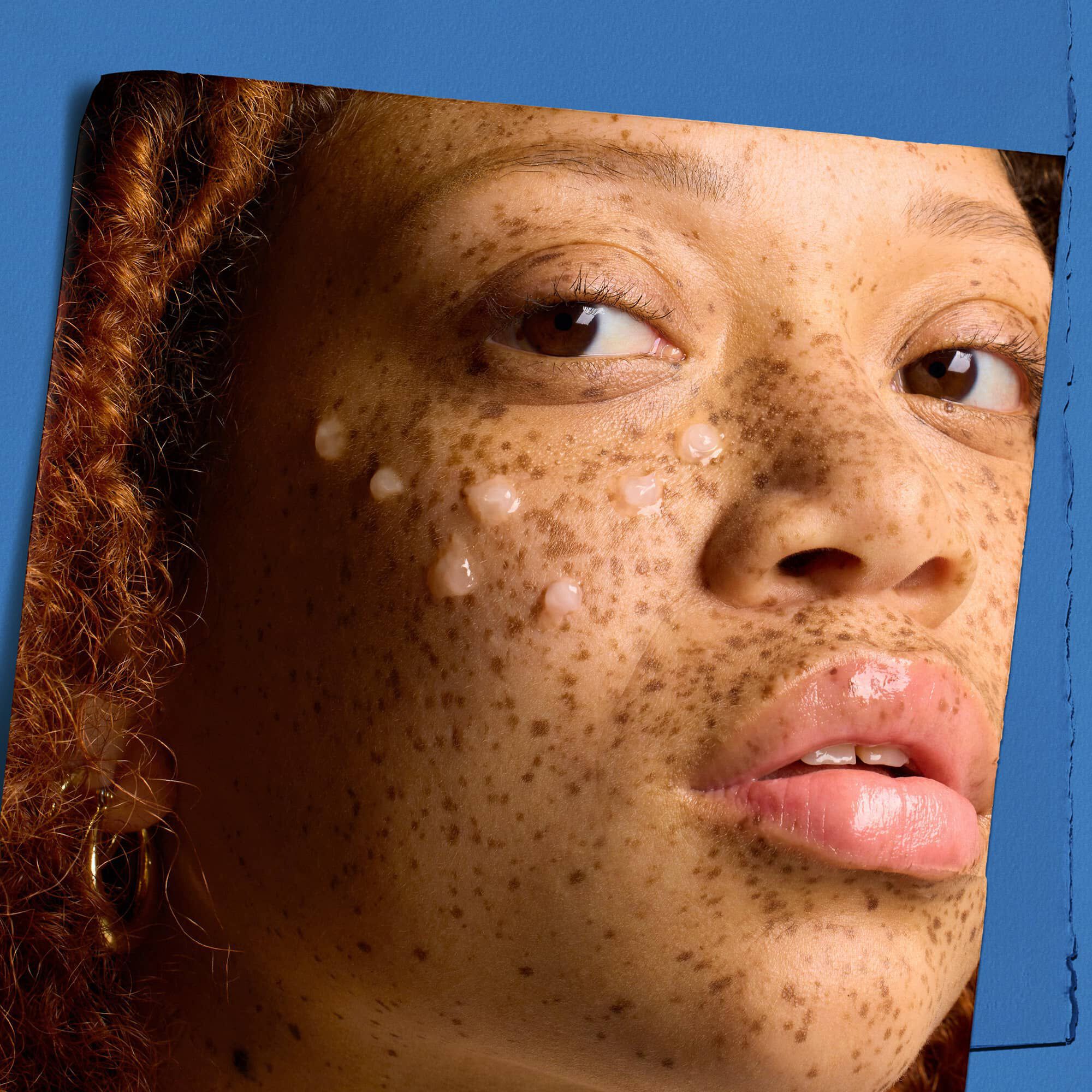 Modella con gocce di Kiehl's Hydro Plumping Serum Concentrate sul viso