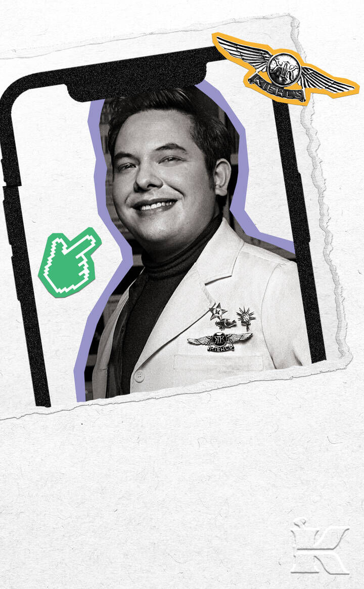 Un uomo sorridente in un abito elegante, con effetti grafici colorati che lo circondano, all'interno di un telefono.