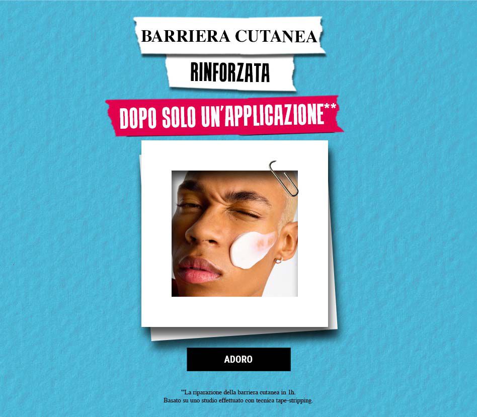 Un giovane con la pelle chiara applica una crema sul viso, evidenziando un'efficace barriera cutanea.