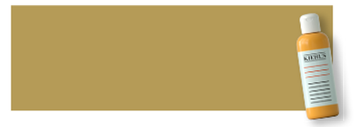 Flacone di shampoo con etichetta bianca e scritte nere, su sfondo dorato.