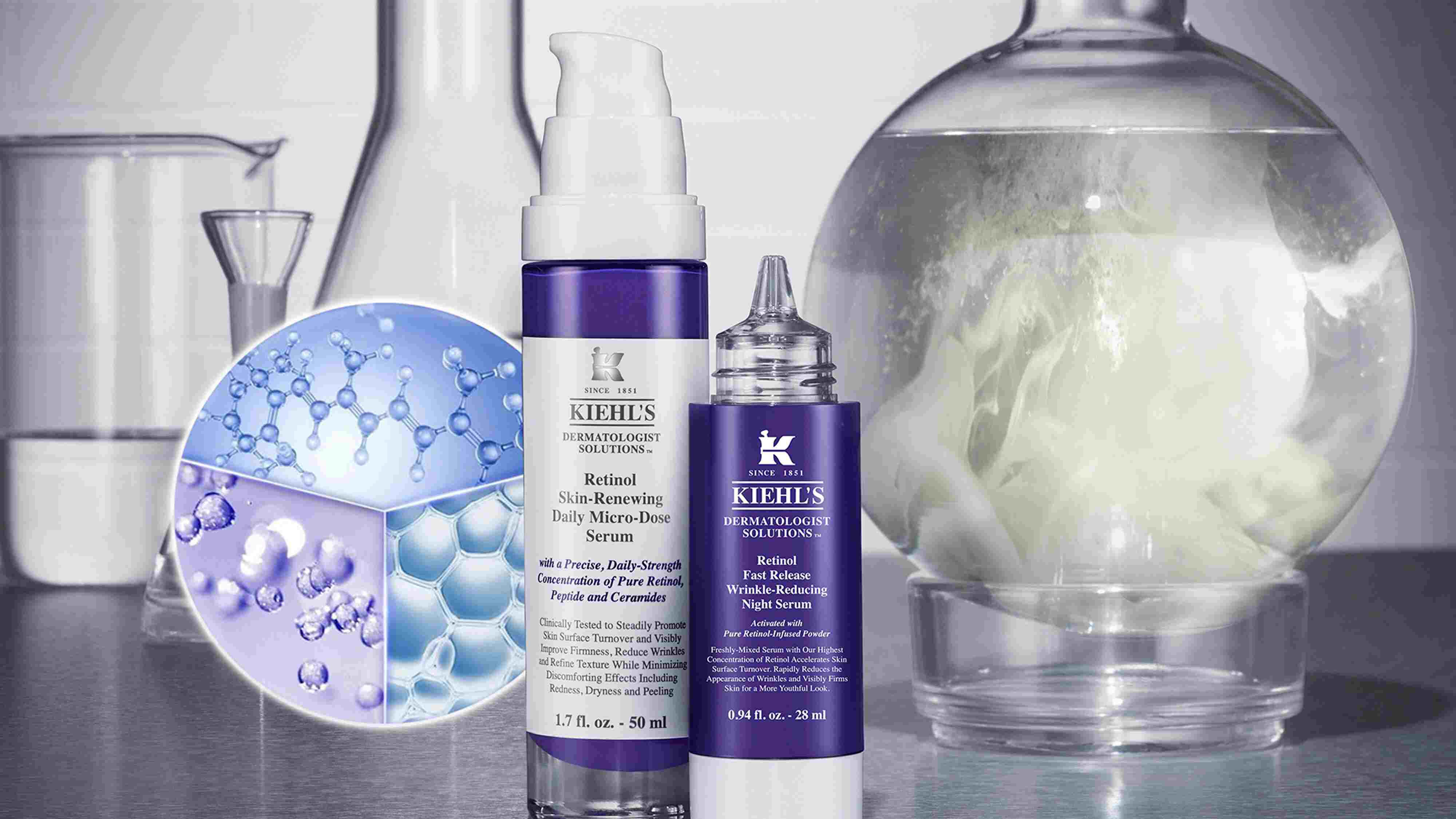 Immagine di prodotti cosmetici con tubetto di crema, contenitori di gel e provette su uno sfondo grigio.