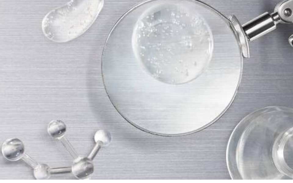 Immagine di laboratorio che mostra strumenti scientifici tra cui beute, provette e molecole su uno sfondo argentato.