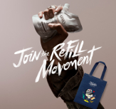 Acquista un prodotto ricaricabile, ricevi una tote bag! Una mano alza una ricarica, invitando ad unirsi al movimento ricarica di Kiehl's.